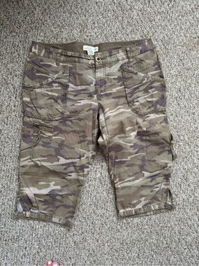 Old Navy Women’s Camo Cargo capris